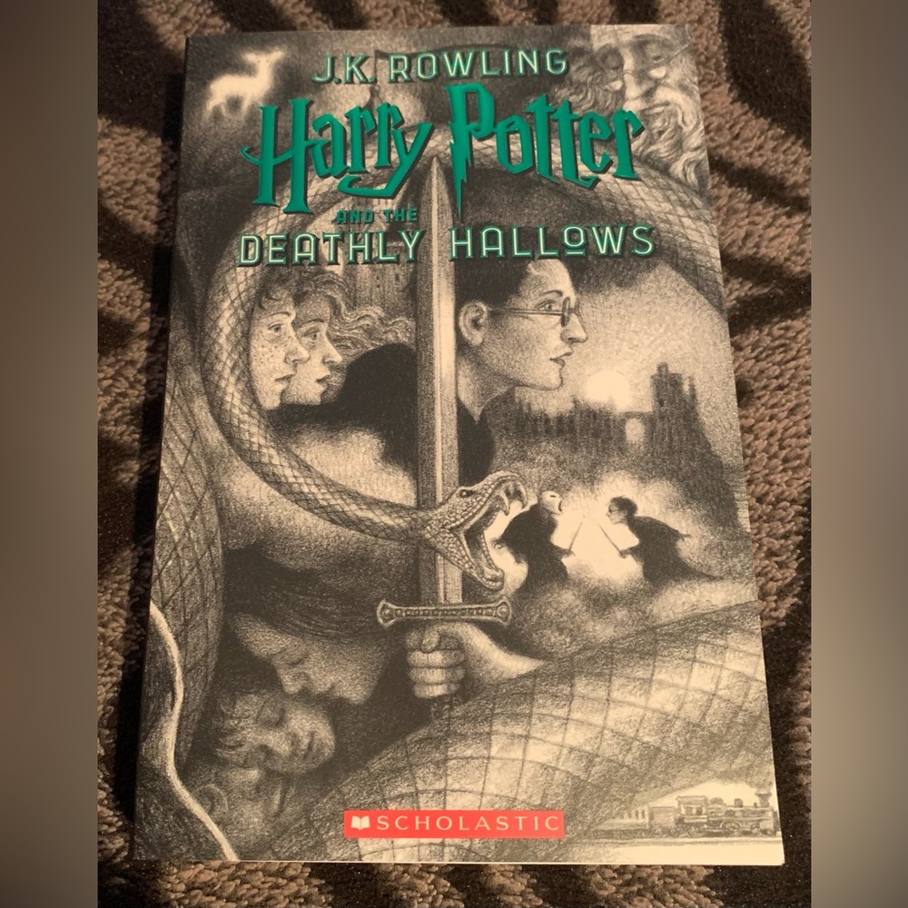 Harry Potter and the Deathly Hallows (Series Book #7)